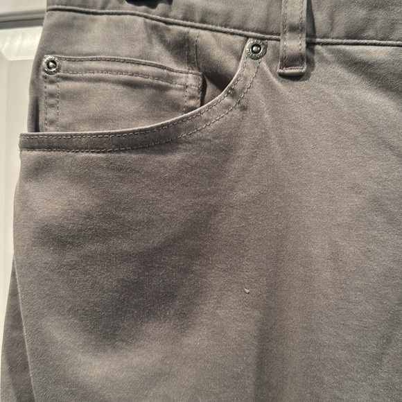 Peter Millar Crown 5 Pocket Dress Pants Grey 33x32. Very small scrape on front - Picture 3 of 5